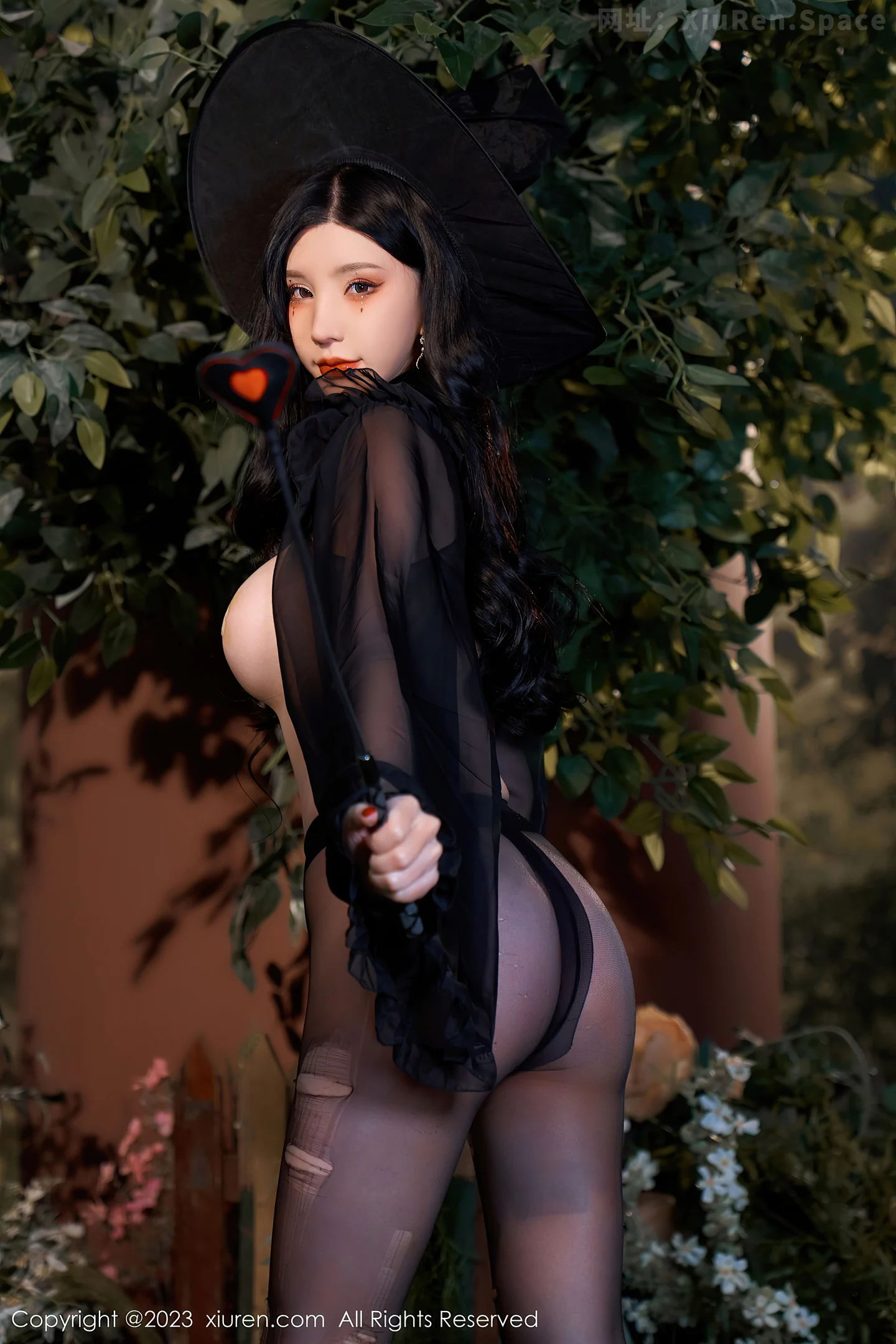 图片[5]-[XiuRen秀人网] 2023.03.03 VOL.6362 周于希Sally 黑色透视女巫制服与情趣内衣加黑丝美腿性感私房写真集-秀人网官方网站